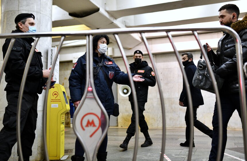 В метро и наземном транспорте штрафуют за ношение маски на подбородке 21 фото