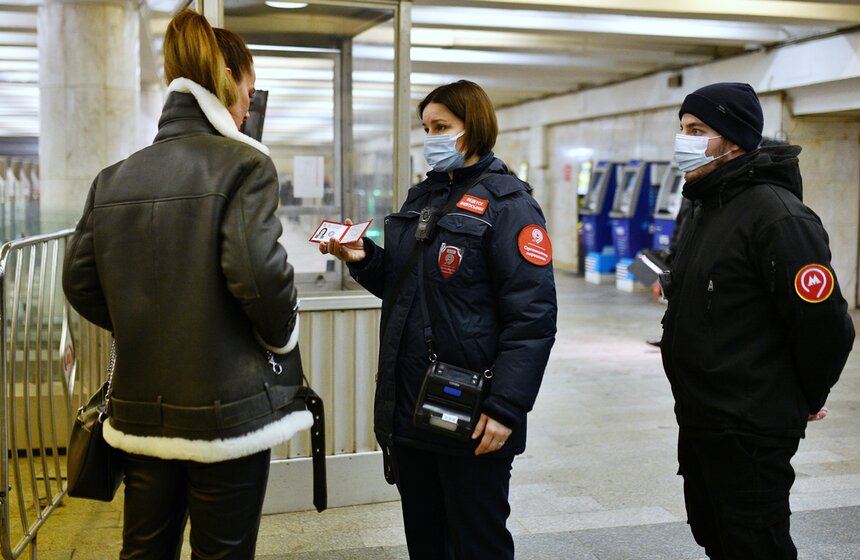 В метро и наземном транспорте штрафуют за ношение маски на подбородке 16 фото