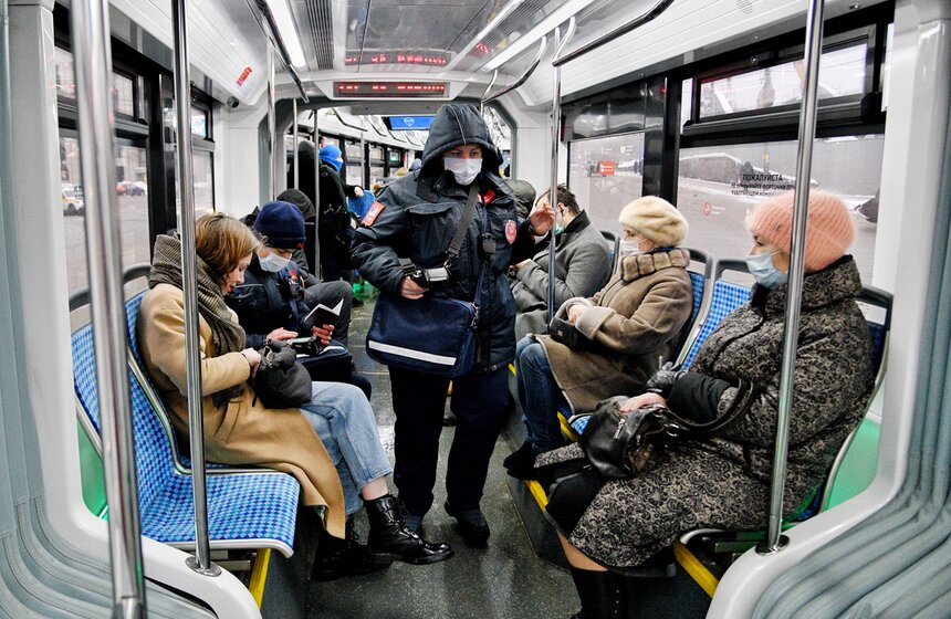 В метро и наземном транспорте штрафуют за ношение маски на подбородке 7 фото