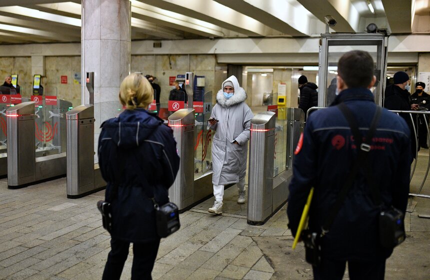 В метро и наземном транспорте штрафуют за ношение маски на подбородке 22 фото