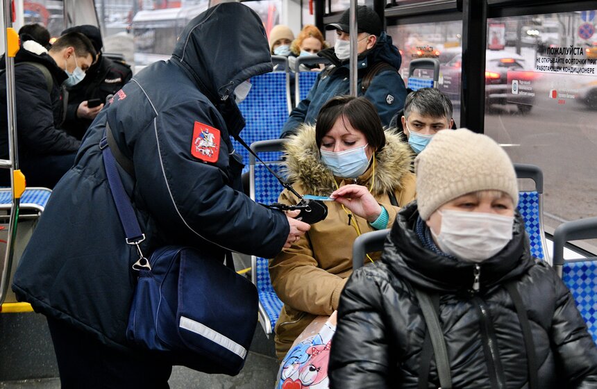 В метро и наземном транспорте штрафуют за ношение маски на подбородке 8 фото