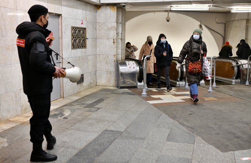 В метро и наземном транспорте штрафуют за ношение маски на подбородке 17 фото