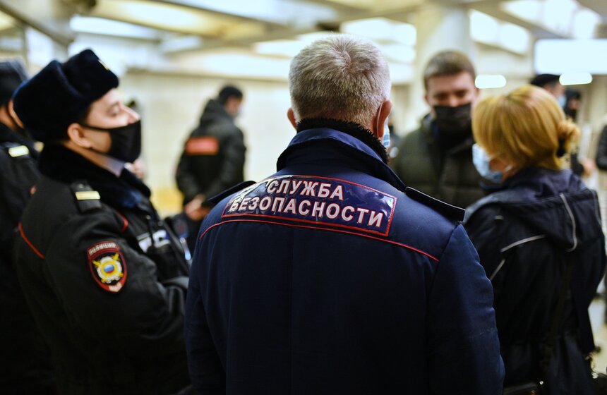 В метро и наземном транспорте штрафуют за ношение маски на подбородке 24 фото