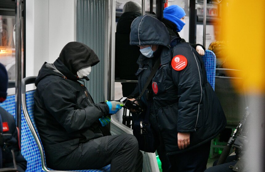 В метро и наземном транспорте штрафуют за ношение маски на подбородке 6 фото
