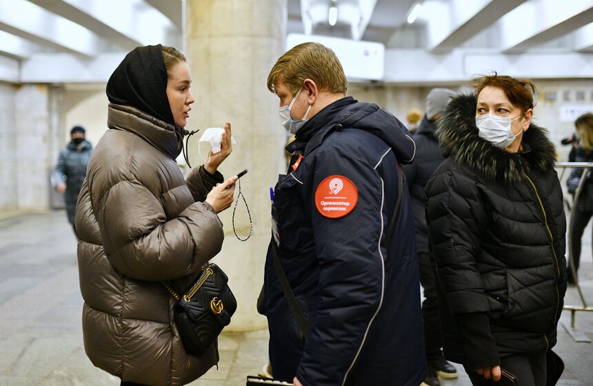 В метро и наземном транспорте штрафуют за ношение маски на подбородке 18 фото