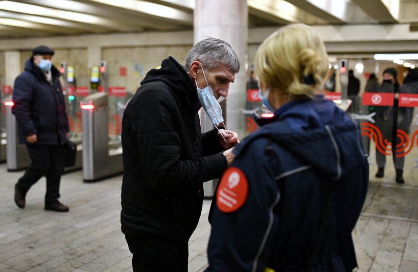 В метро и наземном транспорте штрафуют за ношение маски на подбородке 23 фото
