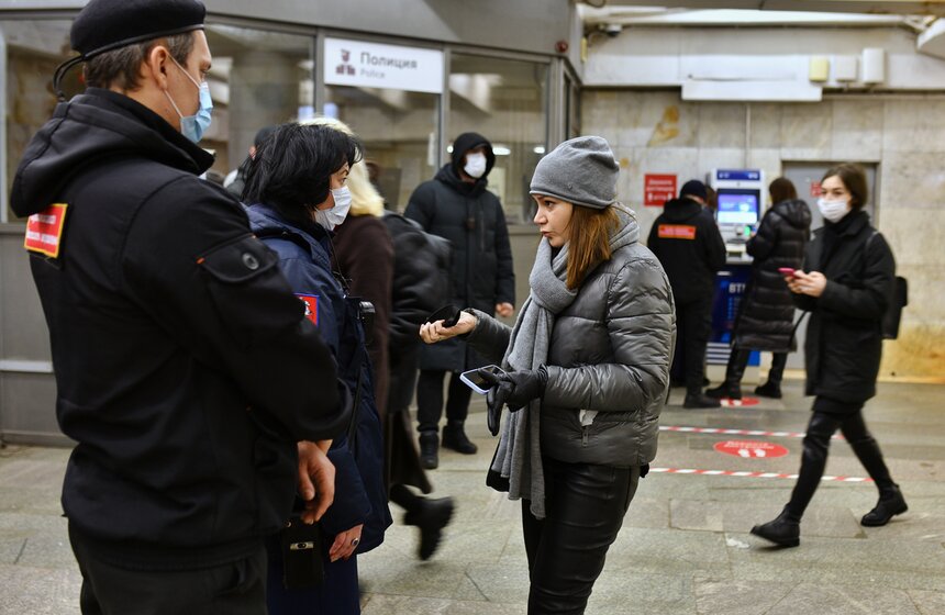 В метро и наземном транспорте штрафуют за ношение маски на подбородке 25 фото