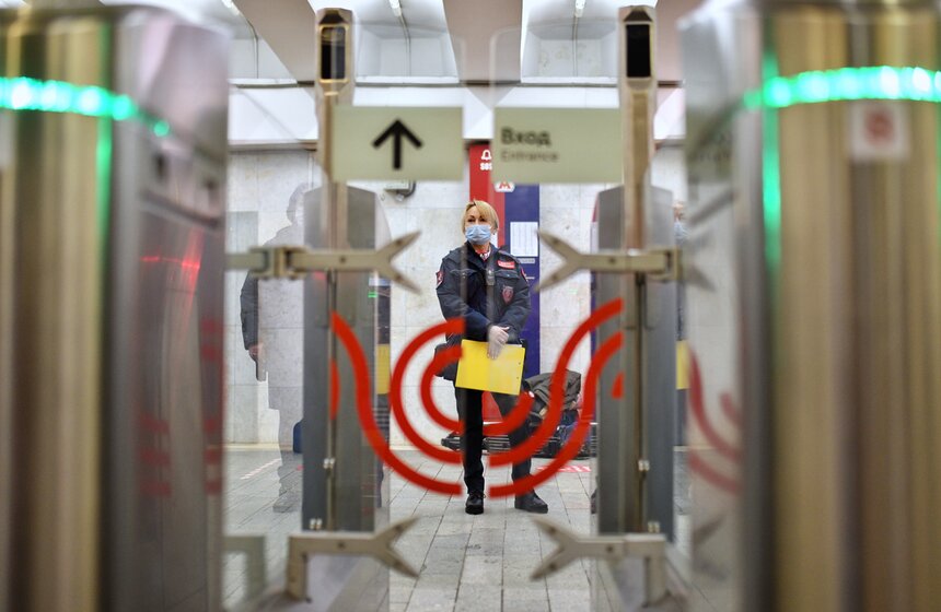 В метро и наземном транспорте штрафуют за ношение маски на подбородке 27 фото