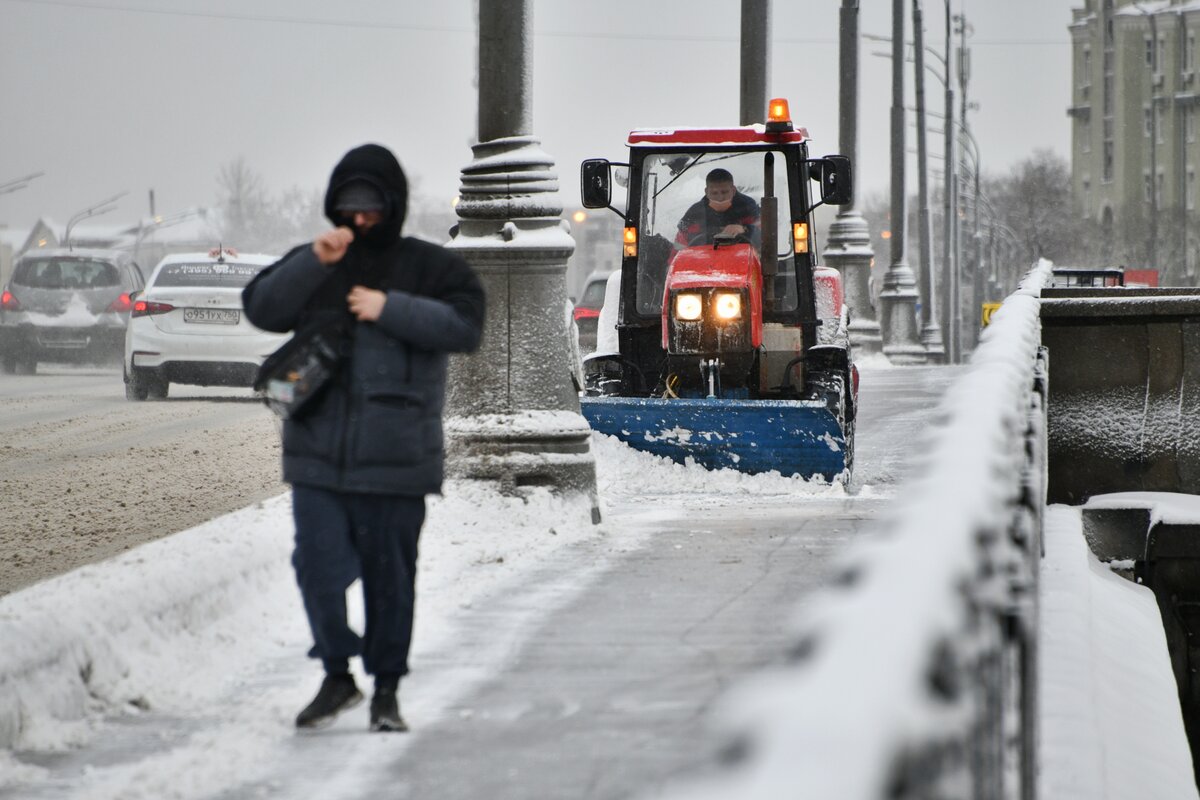 Сильный утренний мороз сковал. Уборка снега. Снегопад в Москве. Сугробы в Москве. Снегоуборочная техника для улиц.
