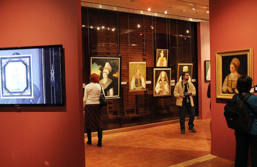 В Историческом музее выставили портреты купцов XVIII века 13 фото