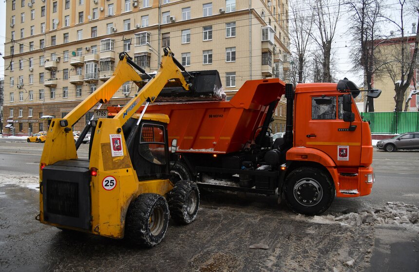 Уборка дворовых территорий от снега прошла в районе Лефортово 10 фото