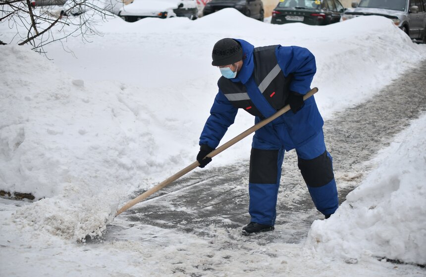 Уборка дворовых территорий от снега прошла в районе Лефортово 21 фото