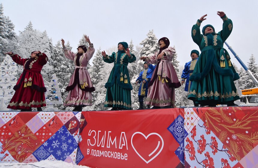 Главную новогоднюю ель России спилили в Подмосковье 14 фото