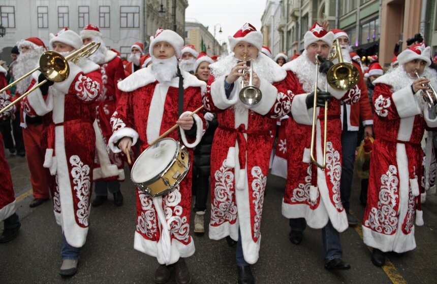 В Москве состоялось шествие Дедов Морозов 4 фото
