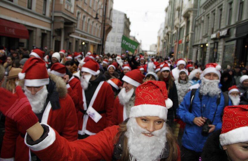 В Москве состоялось шествие Дедов Морозов 5 фото