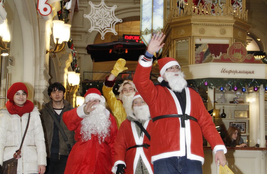 В Москве состоялось шествие Дедов Морозов 13 фото