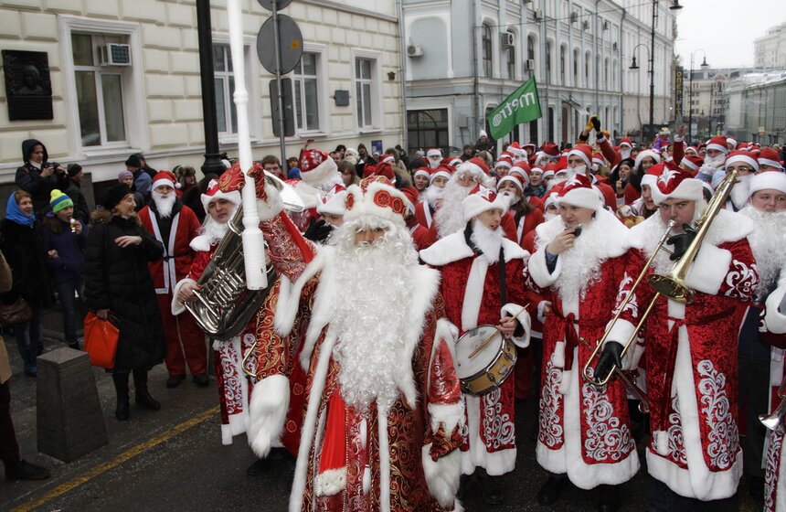 В Москве состоялось шествие Дедов Морозов 1 фото