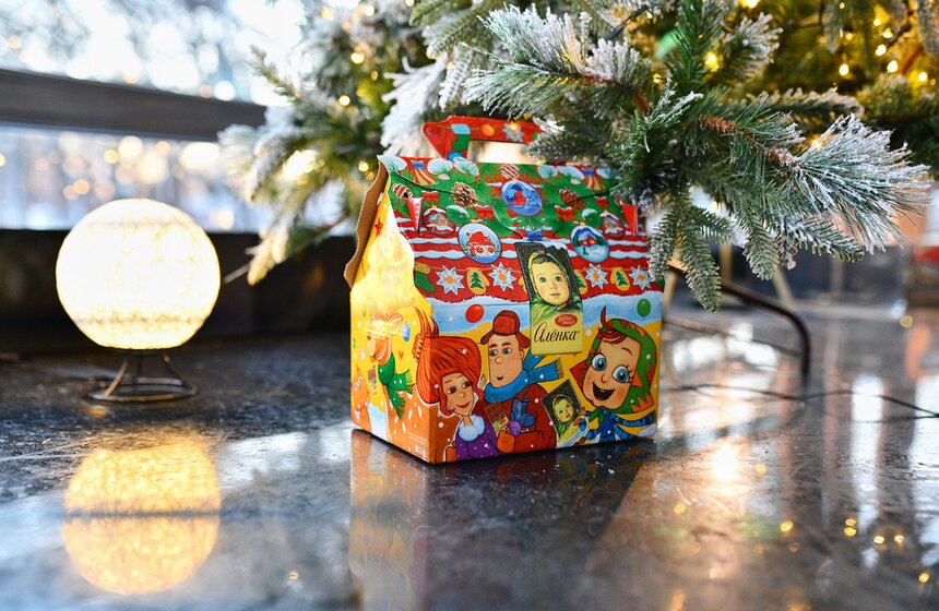 Телеканал Москва 24 постарался создать для телезрителей и гостей домашнюю и уютную атмосферу, поэтому в студии установили елки, под которыми можно найти подарки.