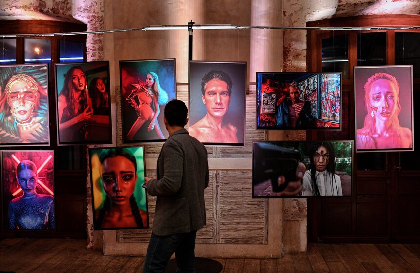 В Московском речном Императорском яхт-клубе открылась выставка "Покажи своих демонов" 3 фото