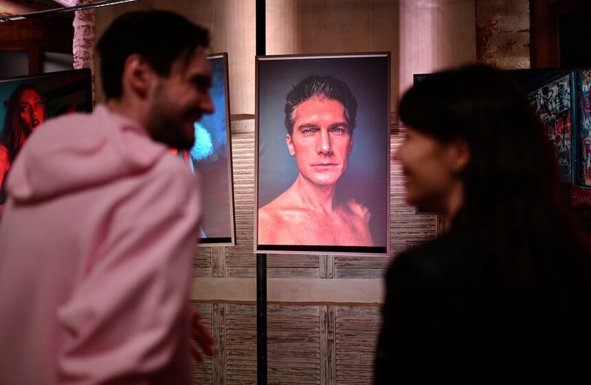 В Московском речном Императорском яхт-клубе открылась выставка "Покажи своих демонов" 8 фото