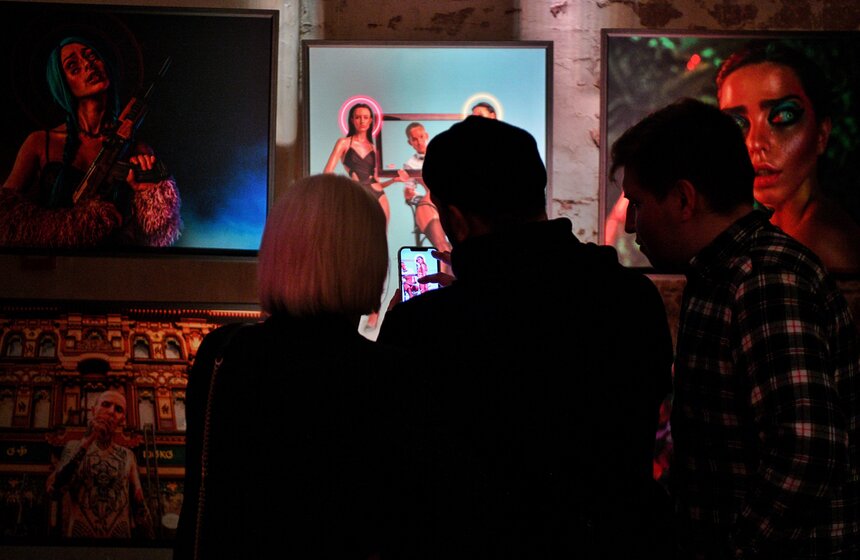 В Московском речном Императорском яхт-клубе открылась выставка "Покажи своих демонов" 6 фото