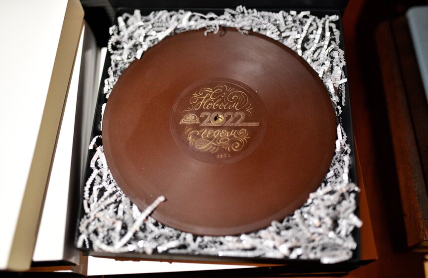 В Московском речном Императорском яхт-клубе открылась выставка "Покажи своих демонов" 14 фото