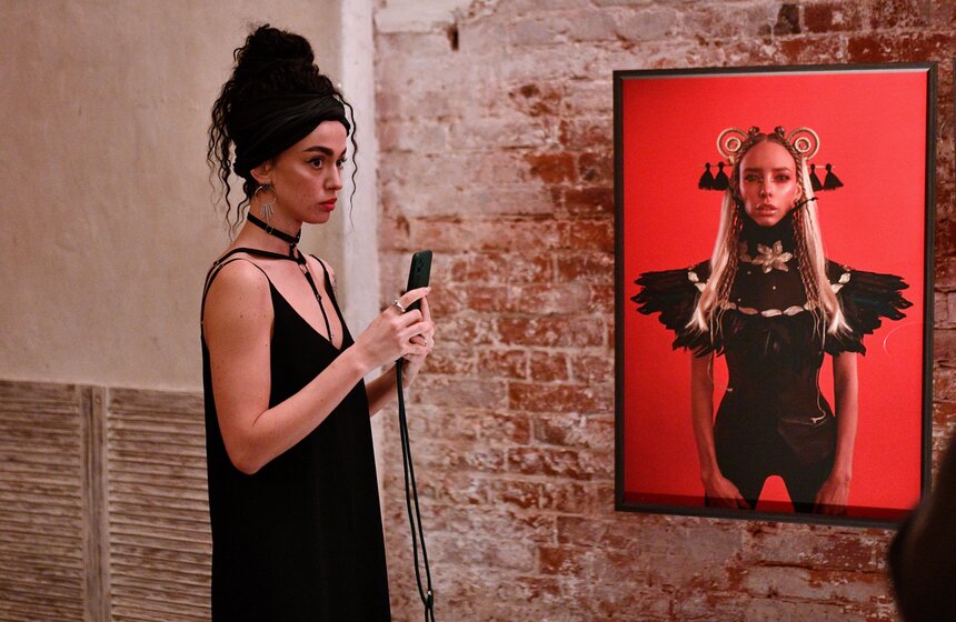 В Московском речном Императорском яхт-клубе открылась выставка "Покажи своих демонов" 11 фото