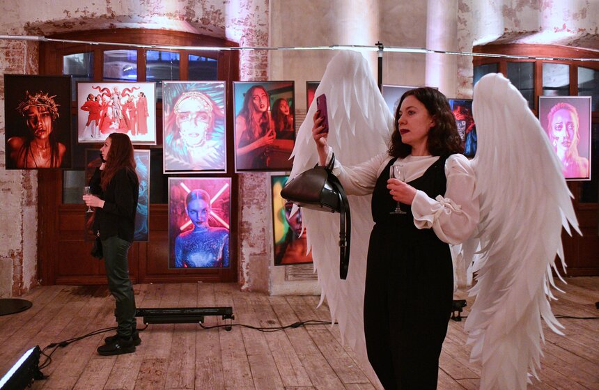 В Московском речном Императорском яхт-клубе открылась выставка "Покажи своих демонов" 7 фото