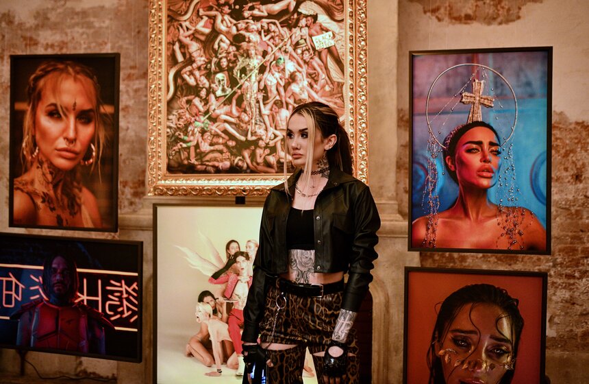 В Московском речном Императорском яхт-клубе открылась выставка "Покажи своих демонов" 2 фото