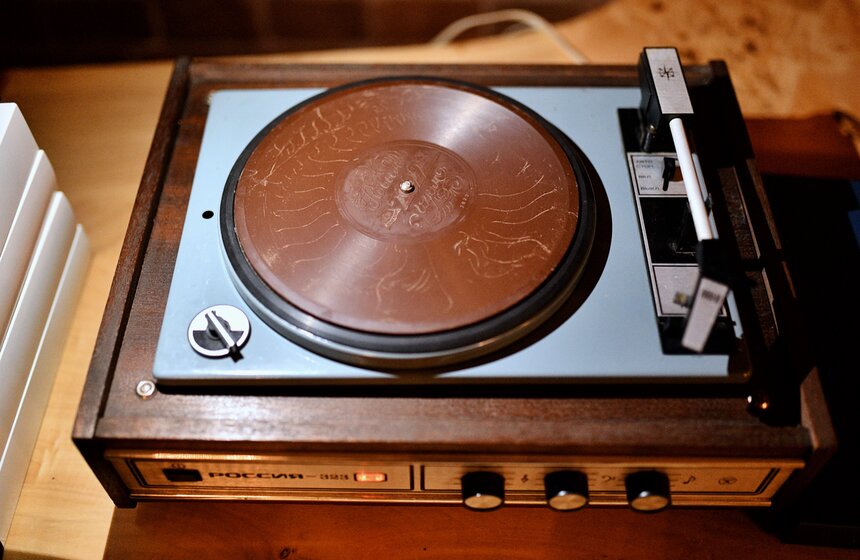 В Московском речном Императорском яхт-клубе открылась выставка "Покажи своих демонов" 15 фото