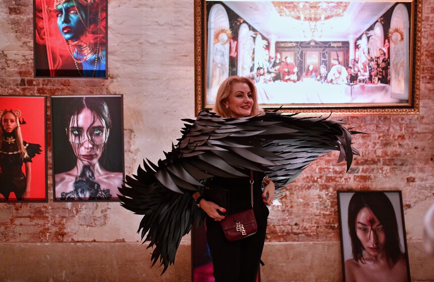 В Московском речном Императорском яхт-клубе открылась выставка "Покажи своих демонов" 5 фото