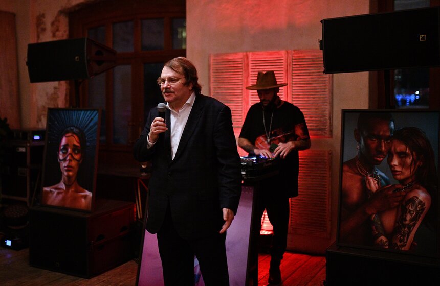 В Московском речном Императорском яхт-клубе открылась выставка "Покажи своих демонов" 12 фото