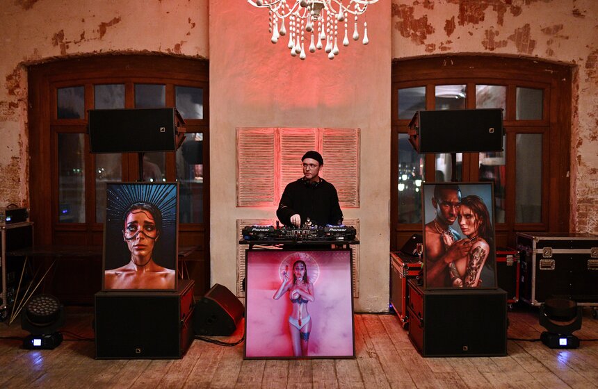 В Московском речном Императорском яхт-клубе открылась выставка "Покажи своих демонов" 4 фото