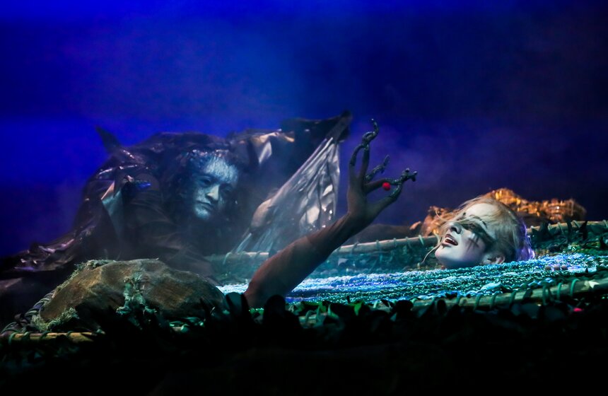 Фолк-хоррор "Белая уточка" показали на сцене Театра кукол им. Сергея Образцова 8 фото