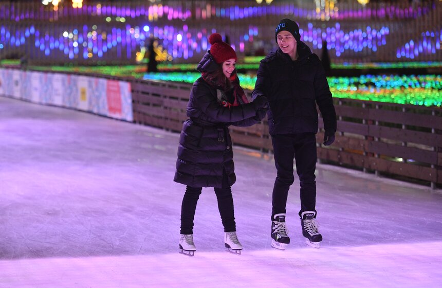 В Москве открылся каток на ВДНХ 15 фото