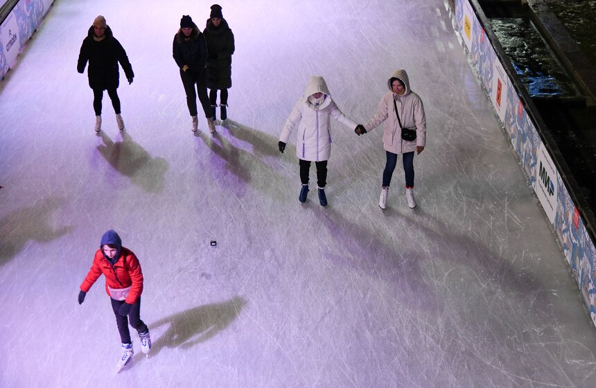 В Москве открылся каток на ВДНХ 9 фото