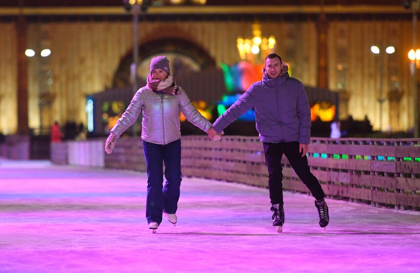 В Москве открылся каток на ВДНХ 11 фото
