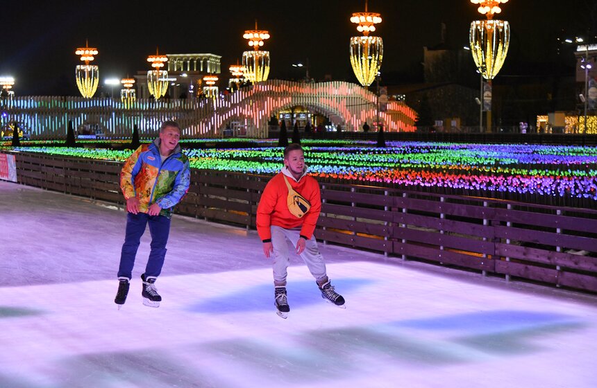 В Москве открылся каток на ВДНХ 17 фото