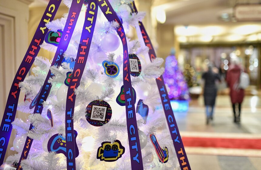 В Москве открылась выставка "Новогодние елки в ГУМе" 12 фото