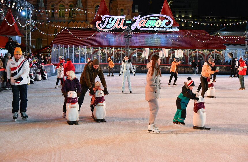 По традиции первые четыре сеанса (с 09:00 до 14:30) по будням бесплатные, но только при входе со своими коньками.