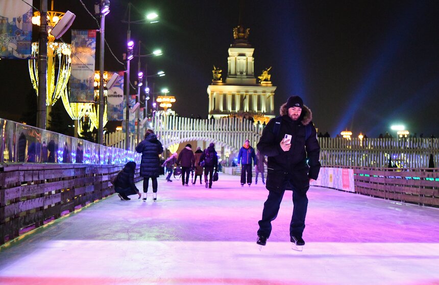 Стоимость посещения – от 500 до 650 рублей для взрослых и от 250 до 350 рублей – для детей. Держатели карт "Мир" могут получить скидку 20% при оплате билетов на официальном сайте ВДНХ.