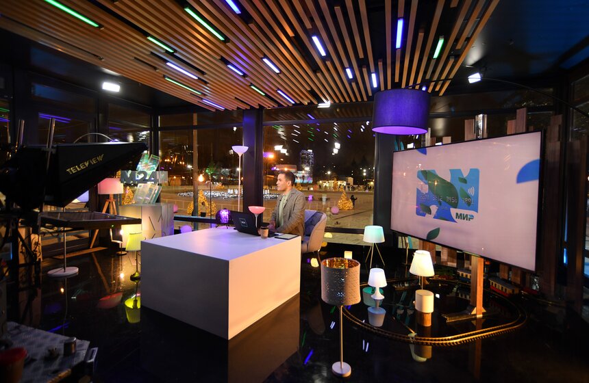 Особенно ведущие постараются создать для телезрителей домашнюю и уютную атмосферу. Для этого в студии расставили настольные и напольные лампы