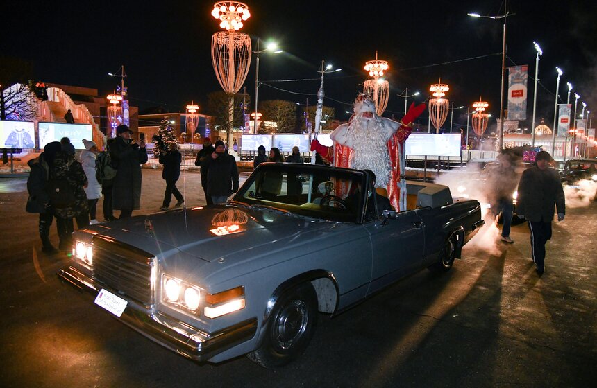 На ВДНХ приехал главный российский Дед Мороз 3 фото