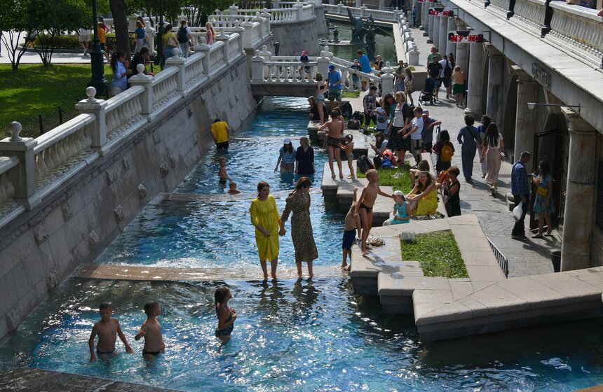Москвичам пообещали спад жары к выходным 6 фото