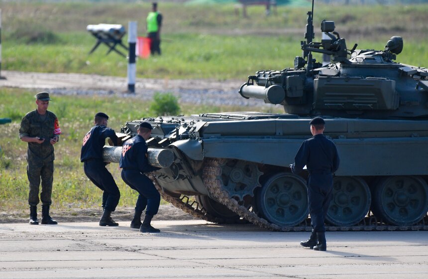 "Танковый биатлон" продолжил свою работу на полигоне Алабино 4 фото
