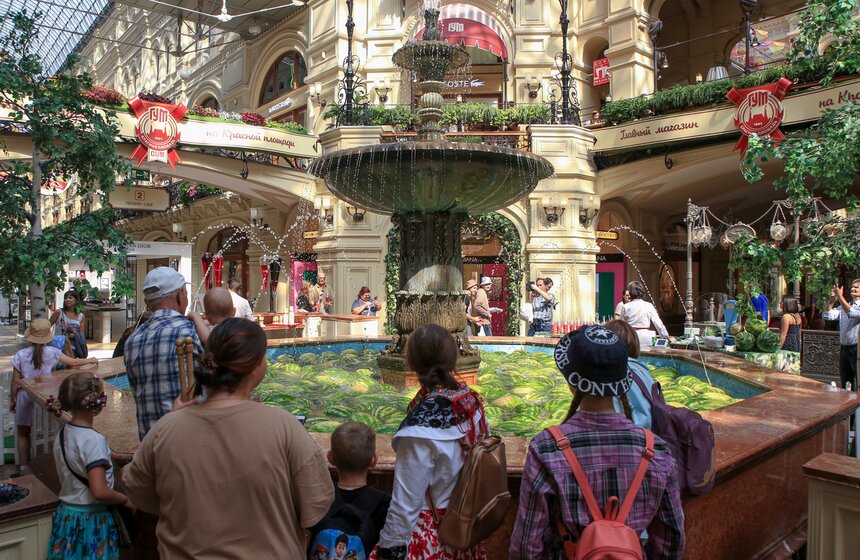 Центральный фонтан ГУМа наполнили арбузами и дынями 1 фото