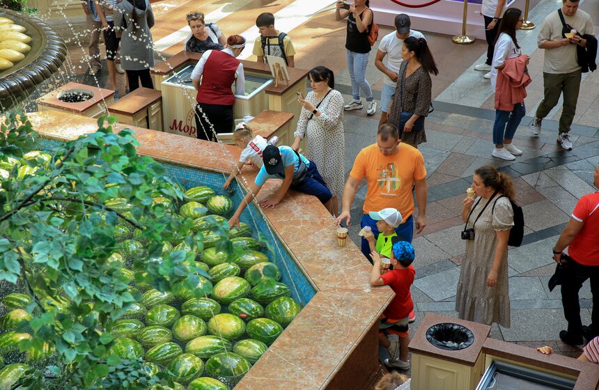 Центральный фонтан ГУМа наполнили арбузами и дынями 10 фото