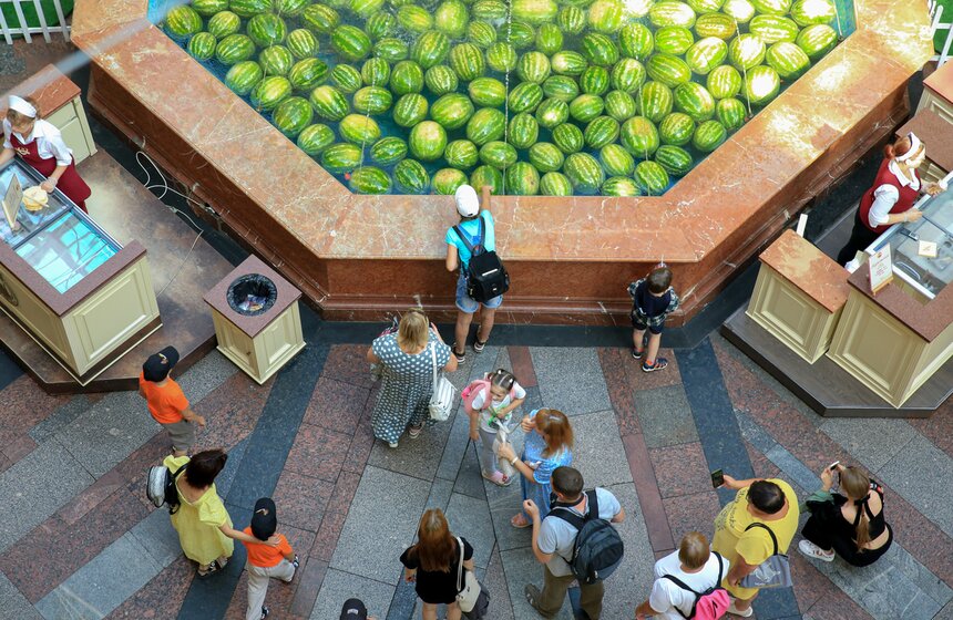 Центральный фонтан ГУМа наполнили арбузами и дынями 5 фото