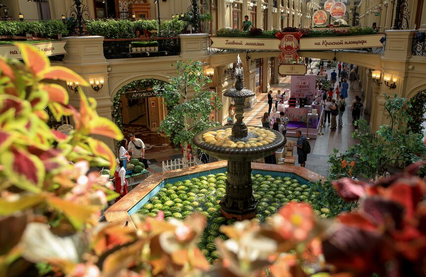 Центральный фонтан ГУМа наполнили арбузами и дынями 8 фото