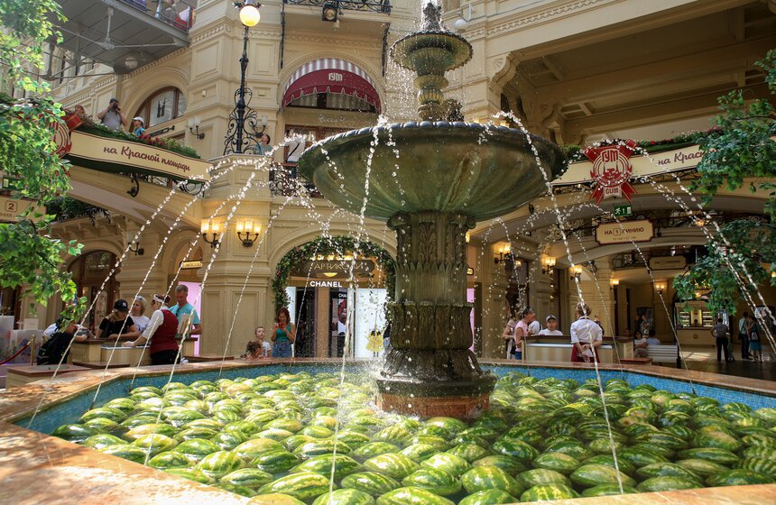 Центральный фонтан ГУМа наполнили арбузами и дынями 3 фото